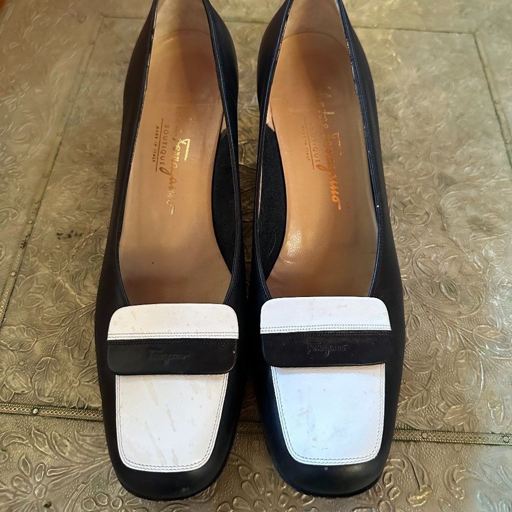 SALVATORE FERRAGAMO Davidia Navy and White Block Heel Shoes - 8 ½ - Picture 4 of 15